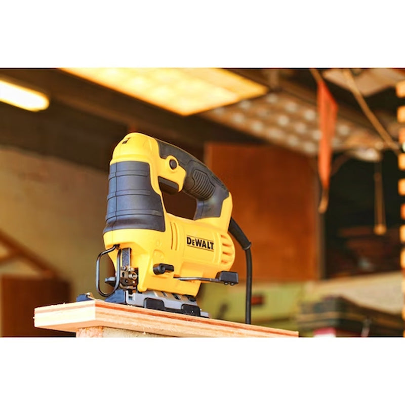 Scie sauteuse 650W DEWALT DWE349-QS à poignée supérieure