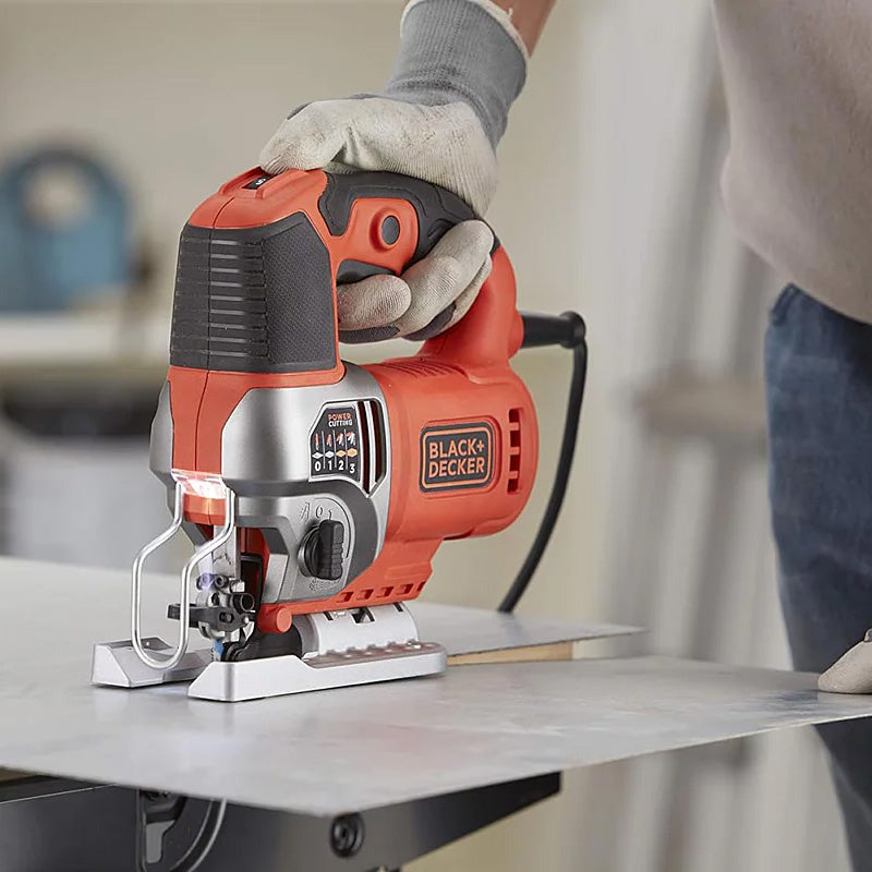 SCIE SAUTEUSE PENDULAIRE Black & Decker BES610 650W